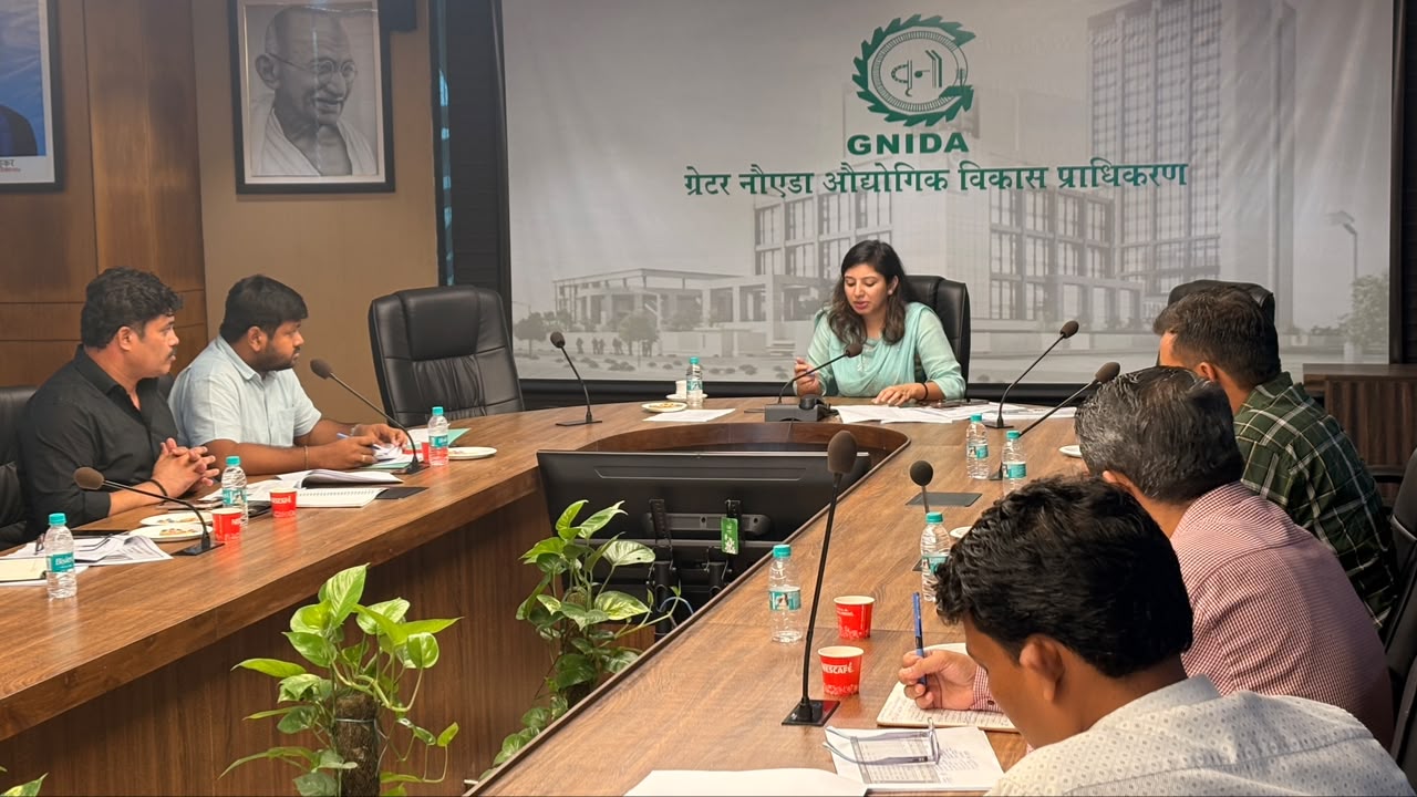 दिवाली से पहले रोशनी से जगमगाएगा ग्रेटर नोएडा, 17 गांवों में स्ट्रीट लाइट लगाने का लक्ष्य