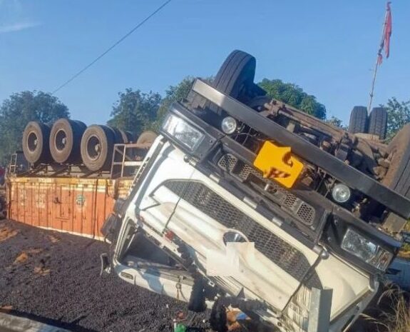  Maharashtra Accident: महाराष्ट्र में बड़ा सड़क हादसा, गन्ने से भरा ट्रक पलटने से 6 मजदूरों की मौत