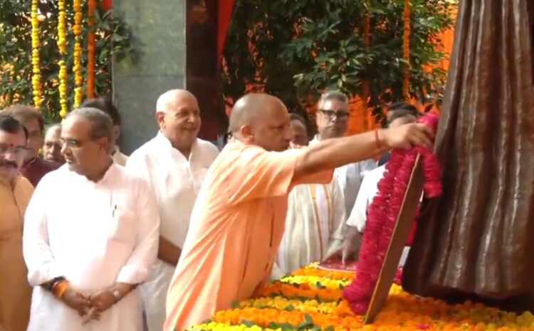 Lucknow: श्यामा प्रसाद मुखर्जी की पुण्यतिथि पर योगी आदित्यनाथ ने दी श्रद्धांजलि, कहा– “अखंड भारत के लिए दिया बलिदान”