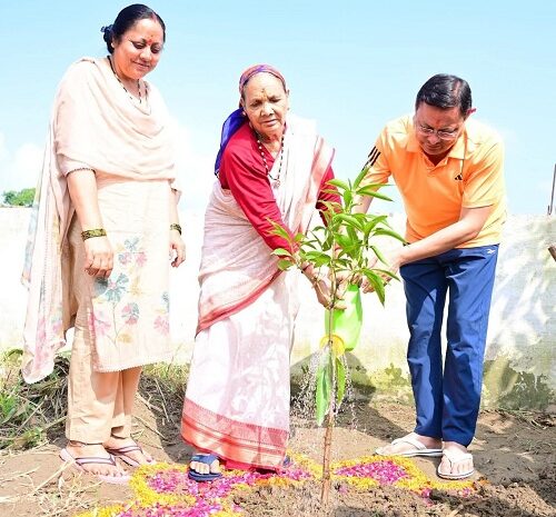  Ek Ped Maa Ke Naam: मुख्यमंत्री पुष्कर सिंह धामी ने खटीमा में ‘एक पेड़ माँ के नाम’ अभियान के तहत किया वृक्षारोपण, माताजी के साथ दी पर्यावरण संरक्षण की प्रेरणा