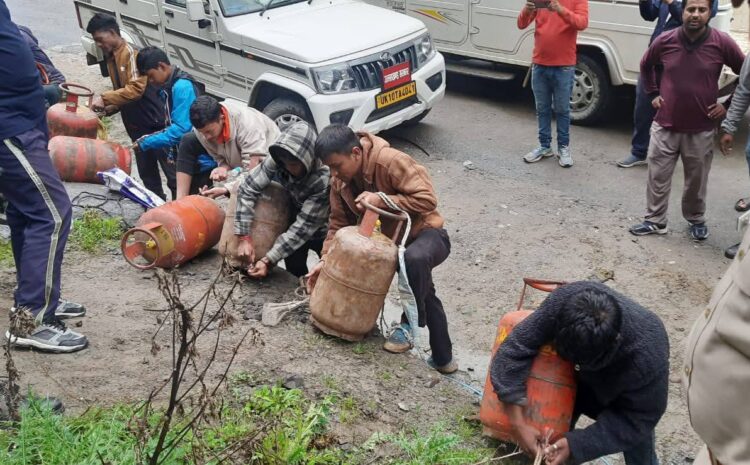  Uttarkashi Disaster: उत्तरकाशी में आपदा प्रभावित इलाकों में राहत कार्य जारी, गैस और दैनिक आवश्यक वस्तुएं पहुंचाई जा रही हैं