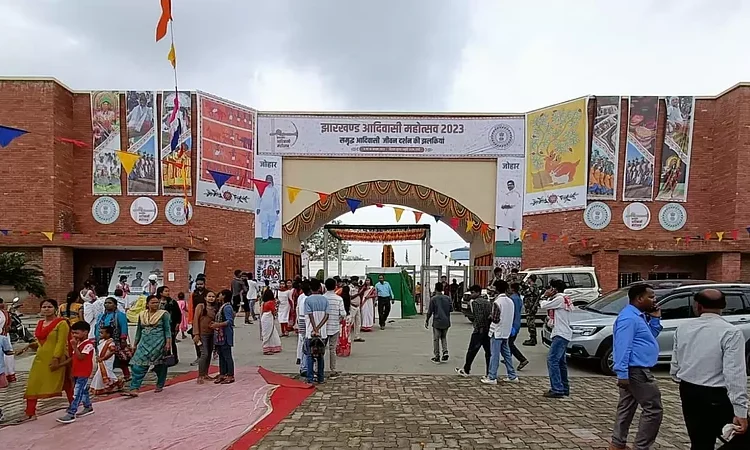  Adivasi Mahotsav 2025: आदिवासी महोत्सव 2025 की तैयारियों में झारखंड सरकार की व्यापक सक्रियता, रांची में आयोजित हुई उच्च स्तरीय समीक्षा बैठक