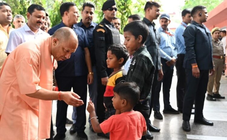  Flood Relief Uttar Pradesh: वाराणसी दौरे पर सीएम योगी ने बाढ़ पीड़ितों से मुलाकात की, बच्चों को चॉकलेट देकर किया दुलार