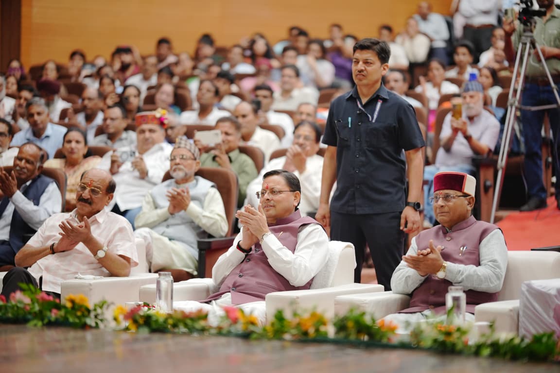 Uttarakhand Literature Award: उत्तराखंड में हिंदी दिवस पर दीर्घकालीन साहित्य सेवी सम्मान, साहित्यकारों को मिला विशेष गौरव 3 CM Photo 10 dt. 14 September 2025 1