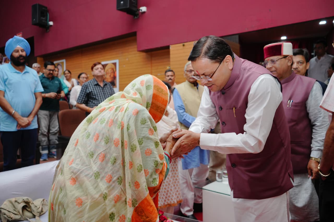 Uttarakhand Literature Award: उत्तराखंड में हिंदी दिवस पर दीर्घकालीन साहित्य सेवी सम्मान, साहित्यकारों को मिला विशेष गौरव 1 CM Photo 11 dt. 14 September 2025