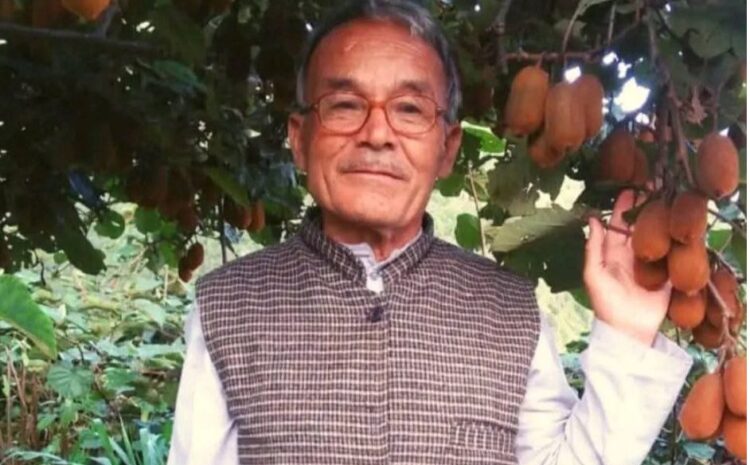 Bageshwar Farmer Success: सेवानिवृत्त शिक्षक भगवान सिंह कोरंगा ने कीवी खेती से रचा सफलता का नया अध्याय