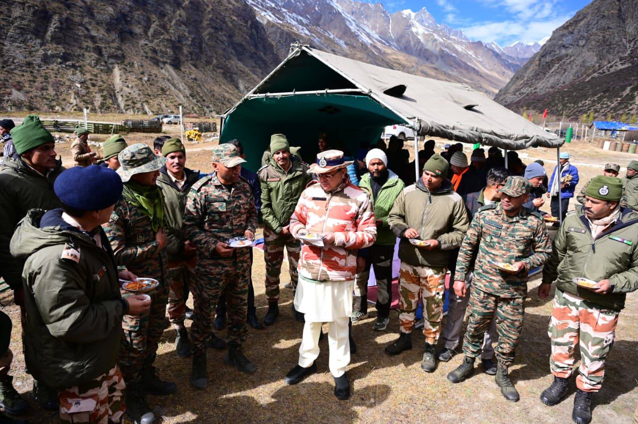 ITBP Uttarakhand: सीमांत गांव मिलम पहुंचे मुख्यमंत्री पुष्कर सिंह धामी, ITBP जवानों से की मुलाकात और ग्रामीणों से किया संवाद 1 574894924 1131738352462528 2093519698727923586 n