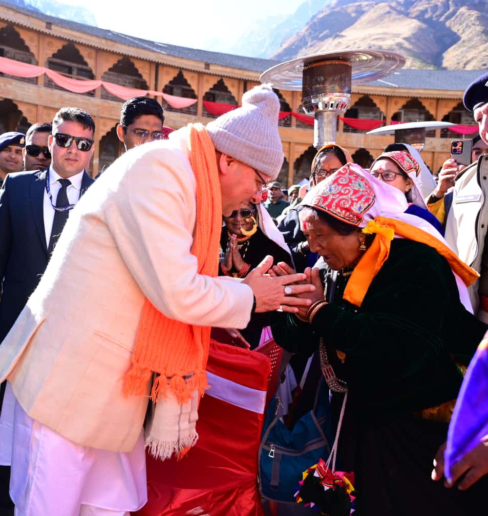 Devbhoomi Cultural Festival: माणा गाँव में देवभूमि सांस्कृतिक महोत्सव का भव्य समापन – सीमांत क्षेत्रों में पर्यटन और आर्थिकी को नई उड़ान 2 CM Photo 18 dt. 26 October 2025 1 1