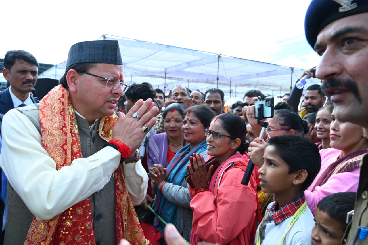 Pithoragarh Development: पिथौरागढ़ में मुख्यमंत्री धामी ने किया 85.14 करोड़ की विकास योजनाओं का लोकार्पण और शिलान्यास, कहा—सहकारिता से आत्मनिर्भरता का मार्ग प्रशस्त हो रहा उत्तराखंड 2 CM Photo 20 dt. 29 October 2025