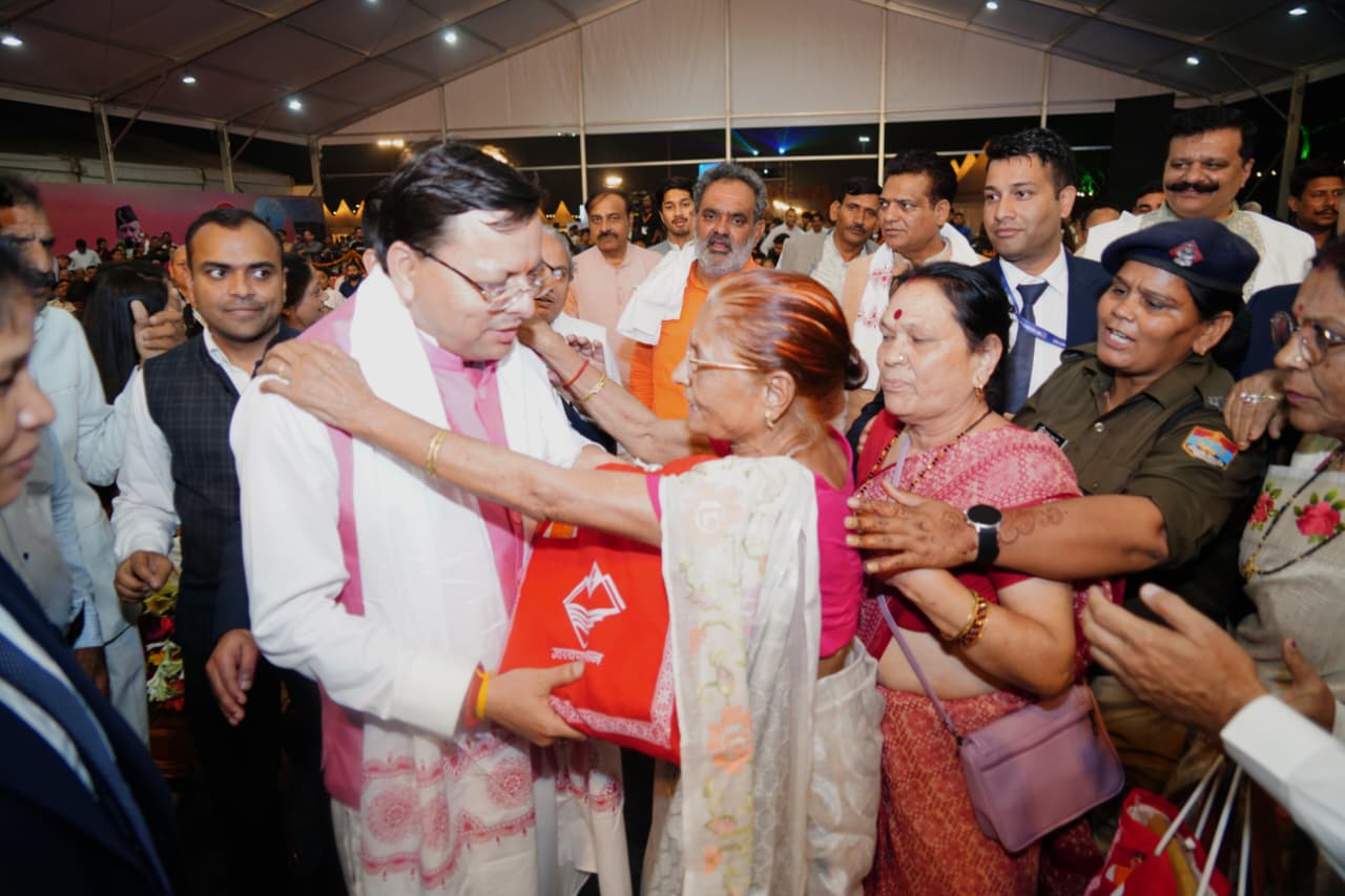 Devbhoomi Rajat Utsav 2025: राज्य आंदोलनकारियों और मातृशक्ति को समर्पित रजत जयंती उत्सव में मुख्यमंत्री पुष्कर सिंह धामी ने दी श्रद्धांजलि, कुंभ 2027 में गुणवत्ता पर जोर 2 CM Photo 21 dt. 31 October 2025