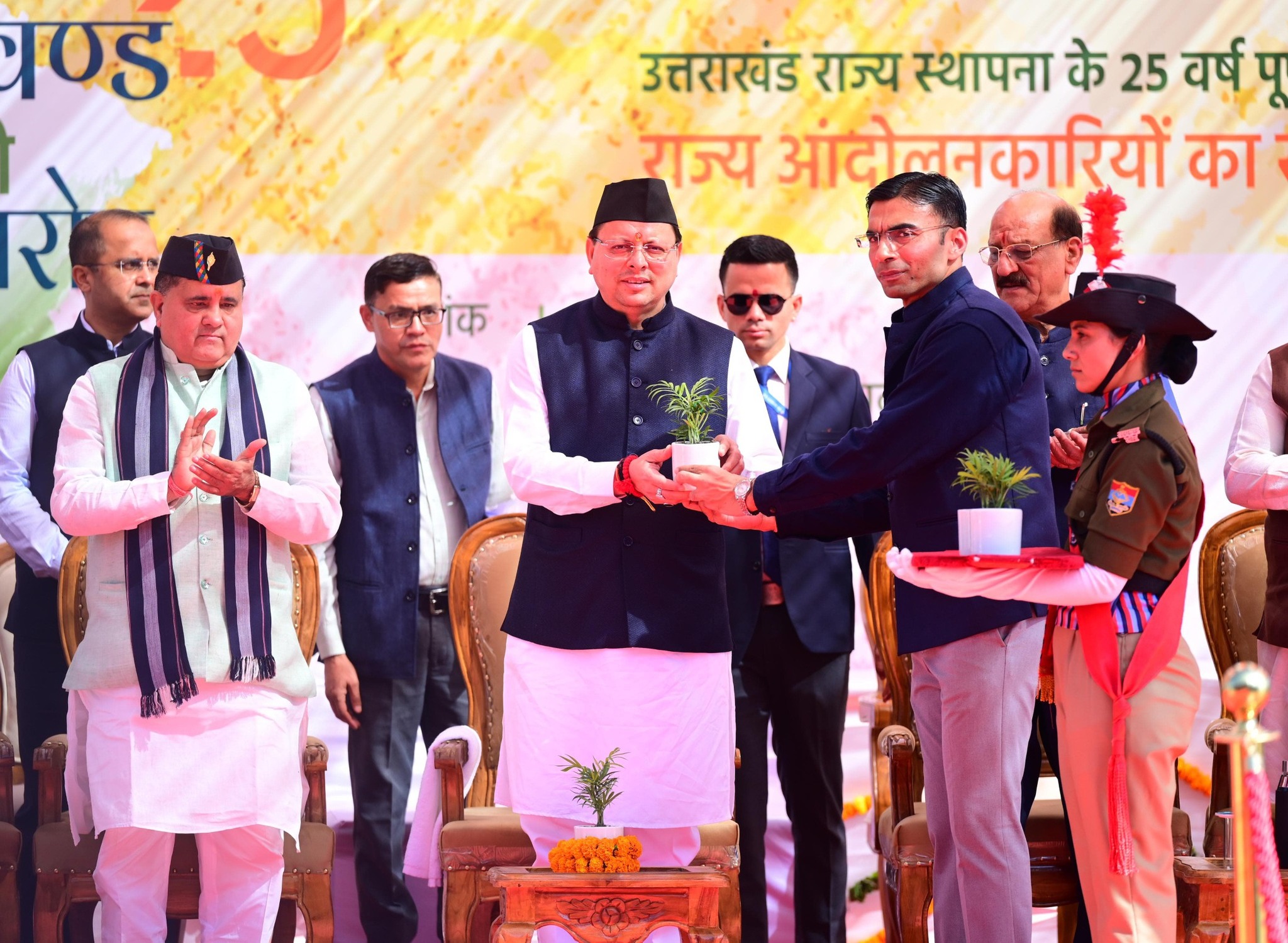 Uttarakhand Foundation Day: मुख्यमंत्री पुष्कर सिंह धामी ने राज्य आंदोलनकारियों को दी श्रद्धांजलि, बढ़ाई पेंशन और की कई महत्वपूर्ण घोषणाएं 3 578244032 1140088044960892 9173569895130777006 n