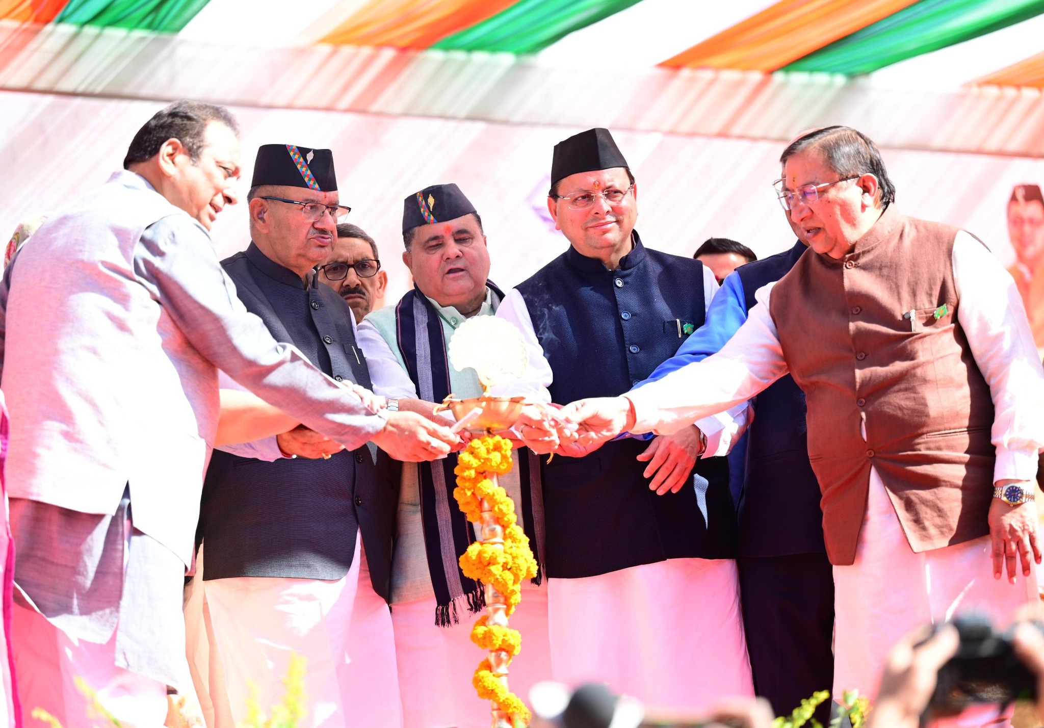 Uttarakhand Foundation Day: मुख्यमंत्री पुष्कर सिंह धामी ने राज्य आंदोलनकारियों को दी श्रद्धांजलि, बढ़ाई पेंशन और की कई महत्वपूर्ण घोषणाएं 2 578269385 1140088118294218 3288201062944732400 n