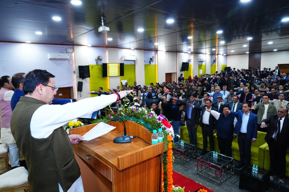 Uttarakhand : मुख्यमंत्री पुष्कर सिंह धामी ने पुलिस लाइन देहरादून में संविधान दिवस पर की शपथ और अभियोजन विभाग का समर्थन बढ़ाया 2 CM Photo 02 dt. 26 November 2025