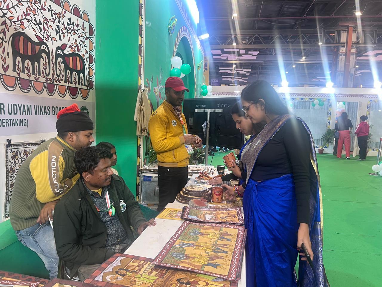 IITF 2025 में झारखंड की पारंपरिक कला का जादू: पैतकर, सोहराय और खादी बने 'सुपरस्टार'! 3 IMG 20251124 WA0049