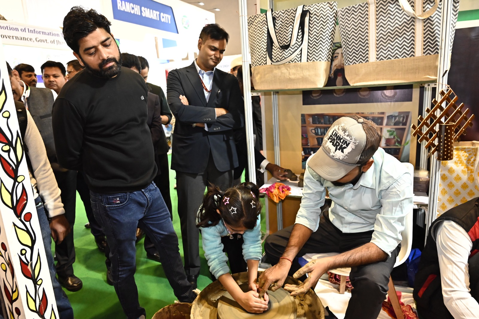 IITF 2025 में झारखंड की पारंपरिक कला का जादू: पैतकर, सोहराय और खादी बने 'सुपरस्टार'! 4 IMG 20251124 WA0050