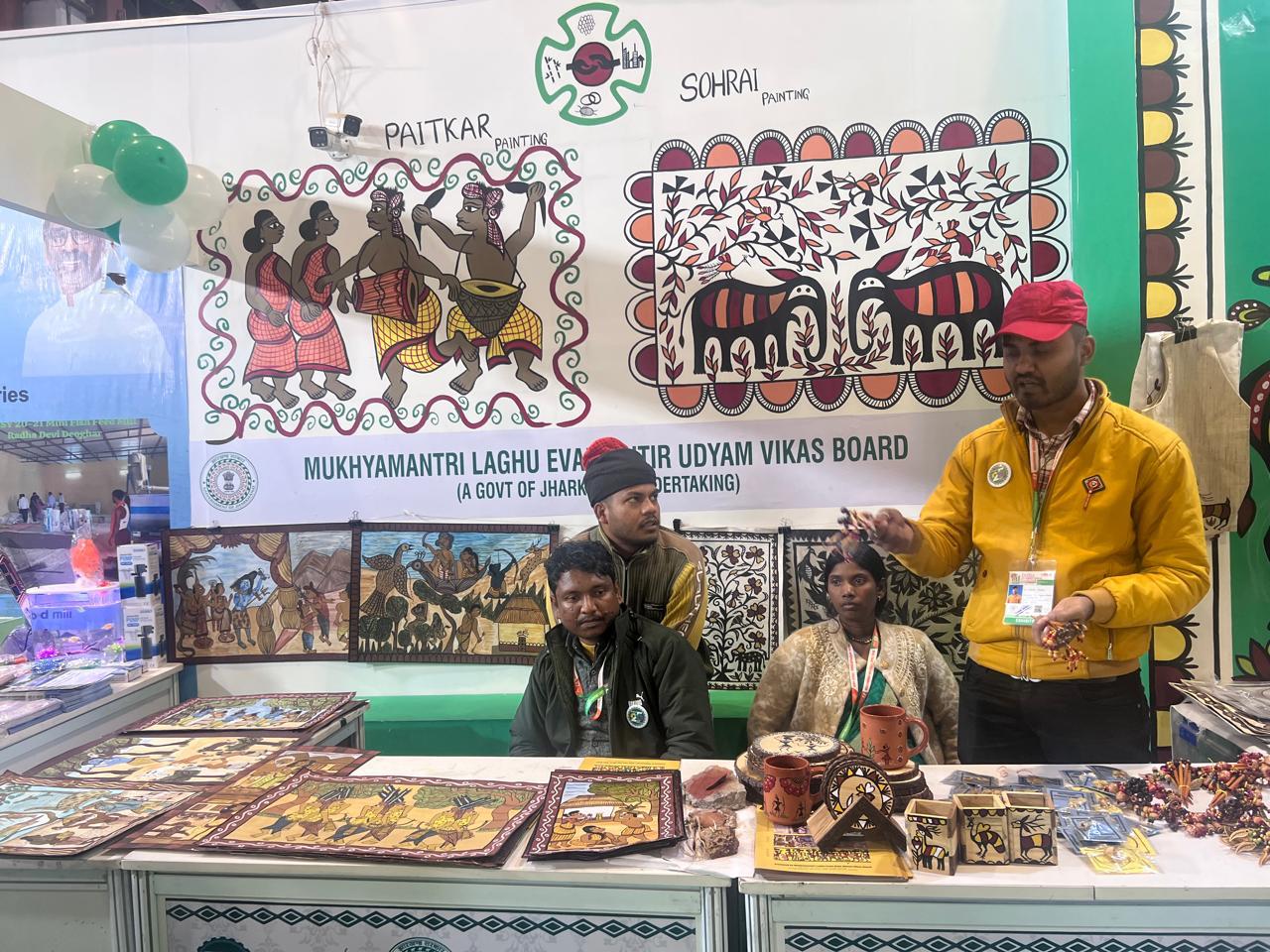 IITF 2025 में झारखंड की पारंपरिक कला का जादू: पैतकर, सोहराय और खादी बने 'सुपरस्टार'! 2 IMG 20251124 WA0051