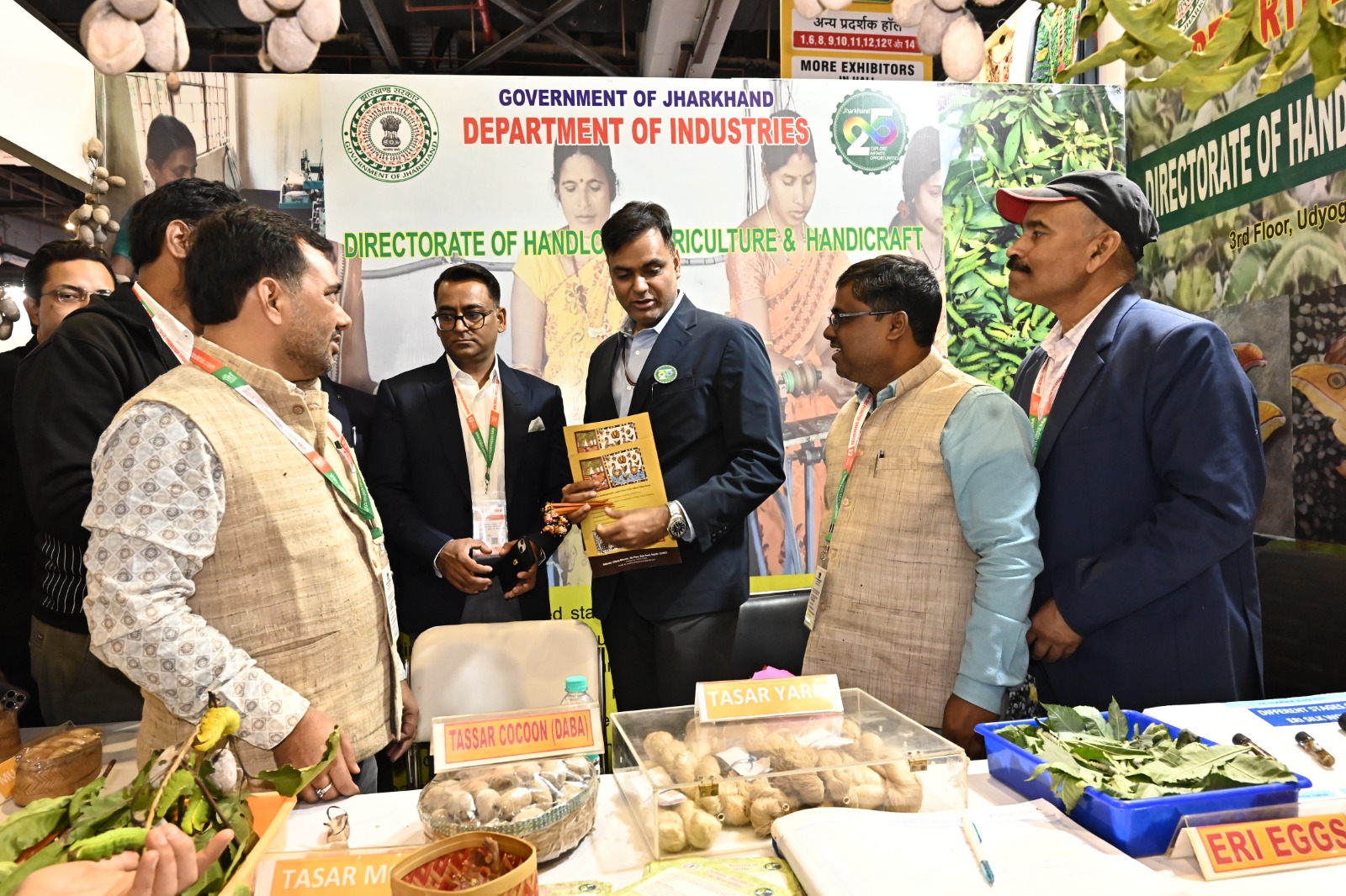 IITF 2025 में झारखंड की पारंपरिक कला का जादू: पैतकर, सोहराय और खादी बने 'सुपरस्टार'! 1 IMG 20251124 WA0052