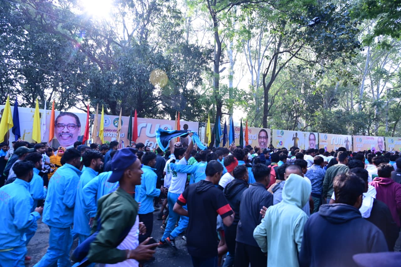 Run for Jharkhand: हेमन्त सोरेन ने हरी झंडी दिखाकर राज्य स्थापना के 25वें वर्ष की शुरुआत की 2 WhatsApp Image 2025 11 11 at 10.17.55 AM