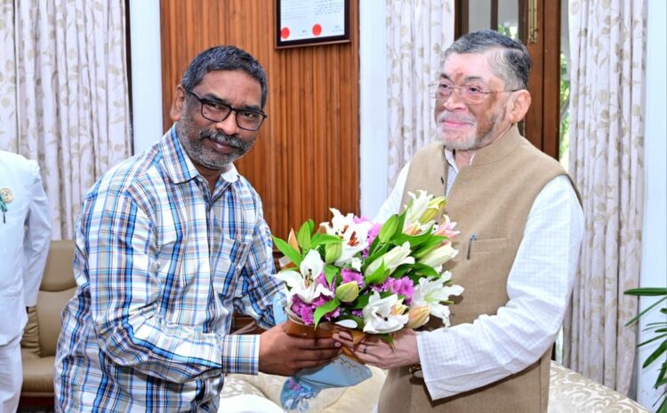 Hemant Soren: हेमन्त सोरेन ने राज्यपाल संतोष कुमार गंगवार से राजभवन में शिष्टाचार भेंट की