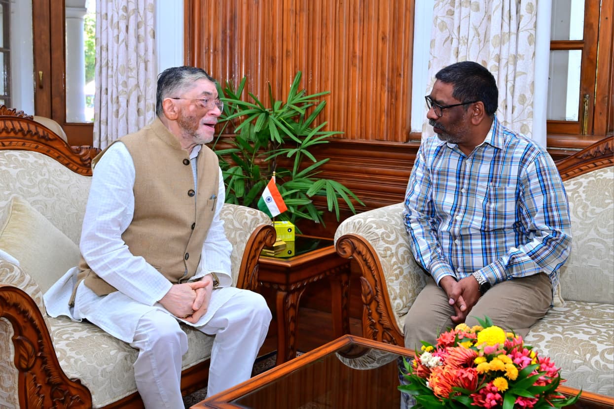 Hemant Soren: हेमन्त सोरेन ने राज्यपाल संतोष कुमार गंगवार से राजभवन में शिष्टाचार भेंट की 1 WhatsApp Image 2025 11 11 at 3.14.51 PM