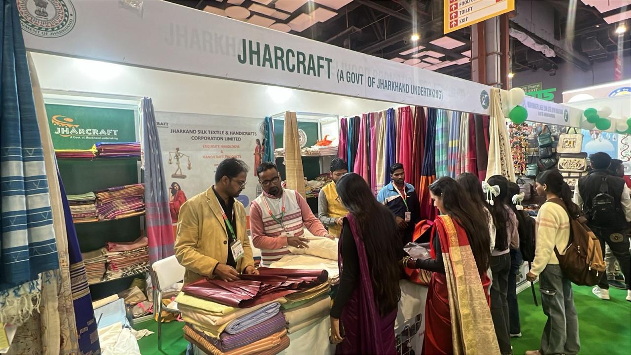 Jharkhand Tassar Silk: झारखंड पवेलियन में तसर सिल्क का शानदार प्रदर्शन, महिलाओं ने बढ़ाया राज्य का नेतृत्व 3 WhatsApp Image 2025 11 20 at 6.43.03 PM