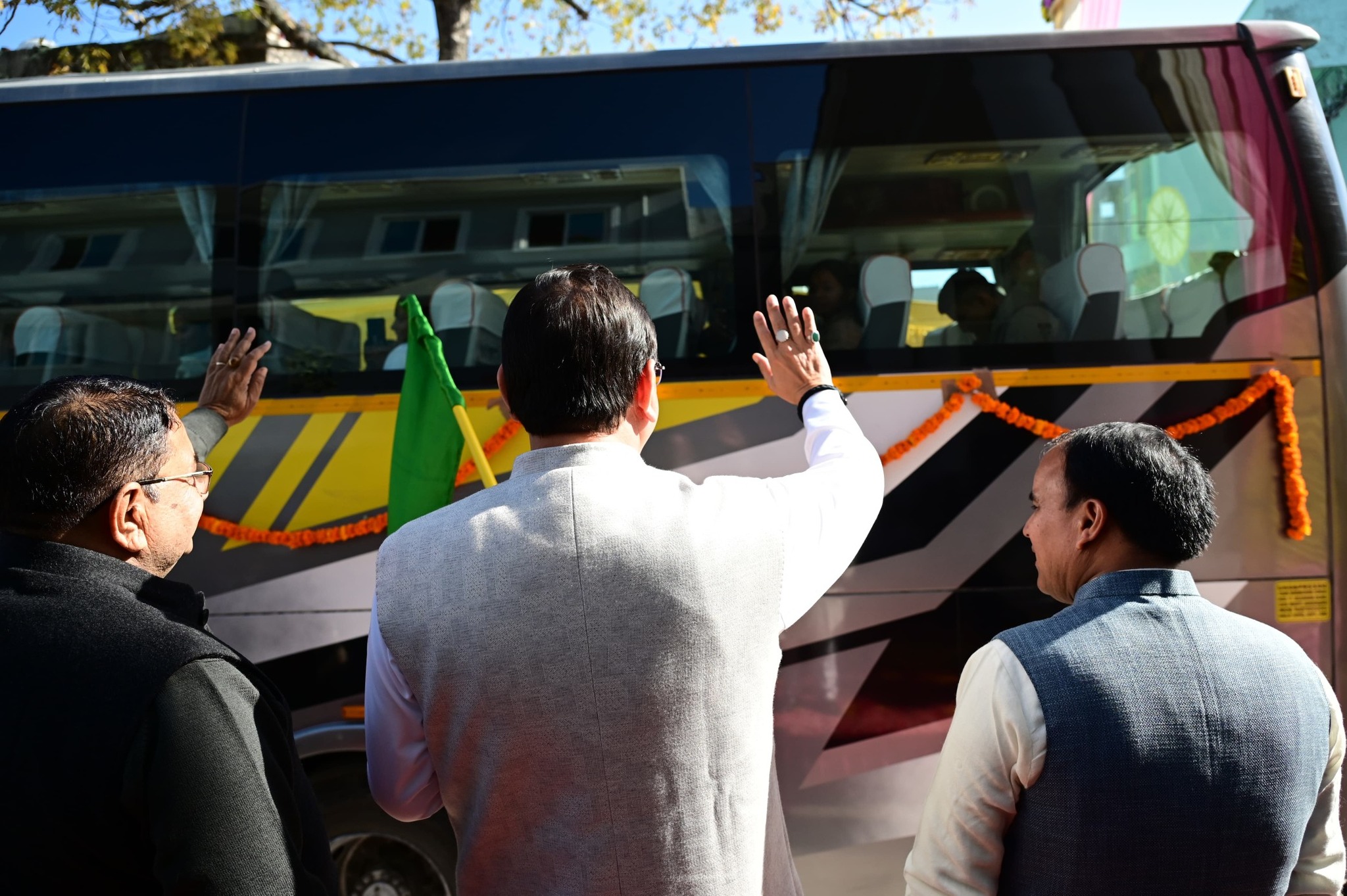 Uttarakhand Board Topper: उत्तराखण्ड बोर्ड परीक्षा टॉपर छात्रों को “भारत दर्शन शैक्षिक भ्रमण” के लिए रवाना किया 2 594882490 1162603779375985 5328829302425125707 n