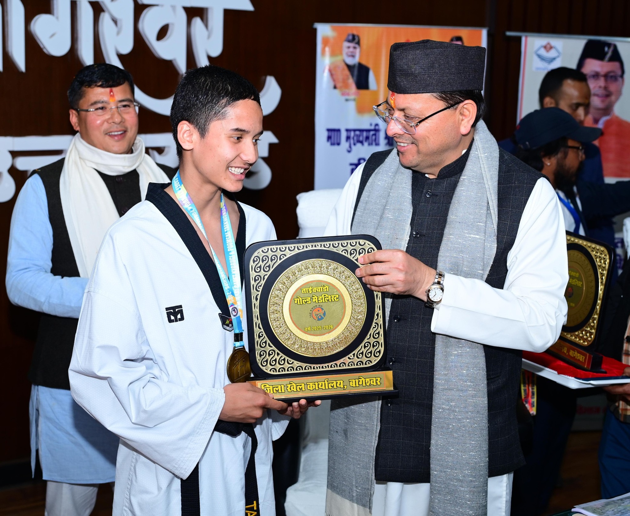 Uttarakhand: बागेश्वर में समीक्षा बैठक: मुख्यमंत्री पुष्कर सिंह धामी ने विकास कार्यों की प्रगति पर लिया विस्तृत फीडबैक, जनसेवा को सर्वोच्च प्राथमिकता 2 595288622 1161376246165405 9018221339448388403 n