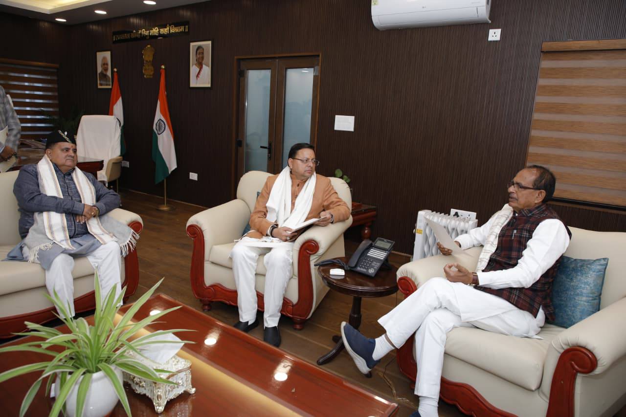 Shivraj Singh Chauhan Meeting: मुख्यमंत्री पुष्कर सिंह धामी और केंद्रीय मंत्री शिवराज सिंह चौहान की बैठक में 184 ग्रामीण सड़कों के निर्माण के लिए 1700 करोड़ rupaye स्वीकृत 1 596920522 1163404002629296 7365140644449143152 n