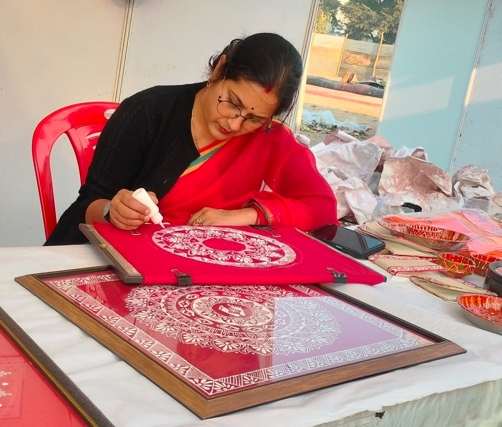 संस्कृति और कला का महासंगम! हरिद्वार में 'नेशनल हैंडीक्राफ्ट वीक' का आगाज़; CDO ने किया प्रदर्शनी का उद्घाटन, कारीगरों की कलाकृति ने मोहा सबका मन- 4 IMG 20251209 WA0019