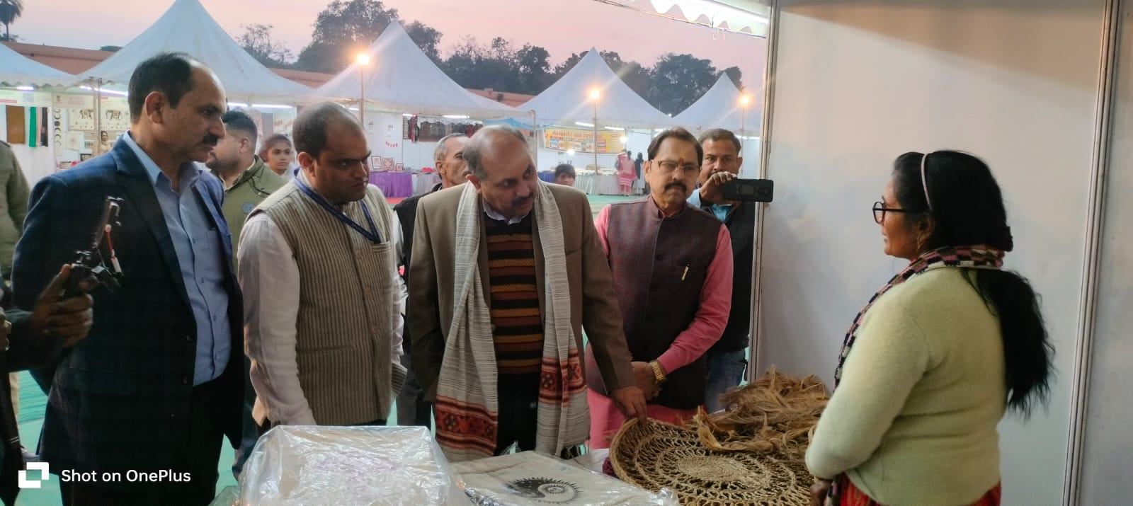 संस्कृति और कला का महासंगम! हरिद्वार में 'नेशनल हैंडीक्राफ्ट वीक' का आगाज़; CDO ने किया प्रदर्शनी का उद्घाटन, कारीगरों की कलाकृति ने मोहा सबका मन- 2 IMG 20251209 WA0020