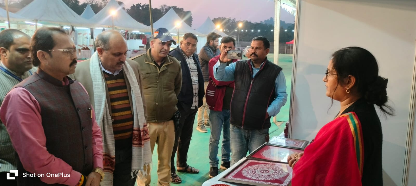 संस्कृति और कला का महासंगम! हरिद्वार में 'नेशनल हैंडीक्राफ्ट वीक' का आगाज़; CDO ने किया प्रदर्शनी का उद्घाटन, कारीगरों की कलाकृति ने मोहा सबका मन- 1 IMG 20251209 WA0021