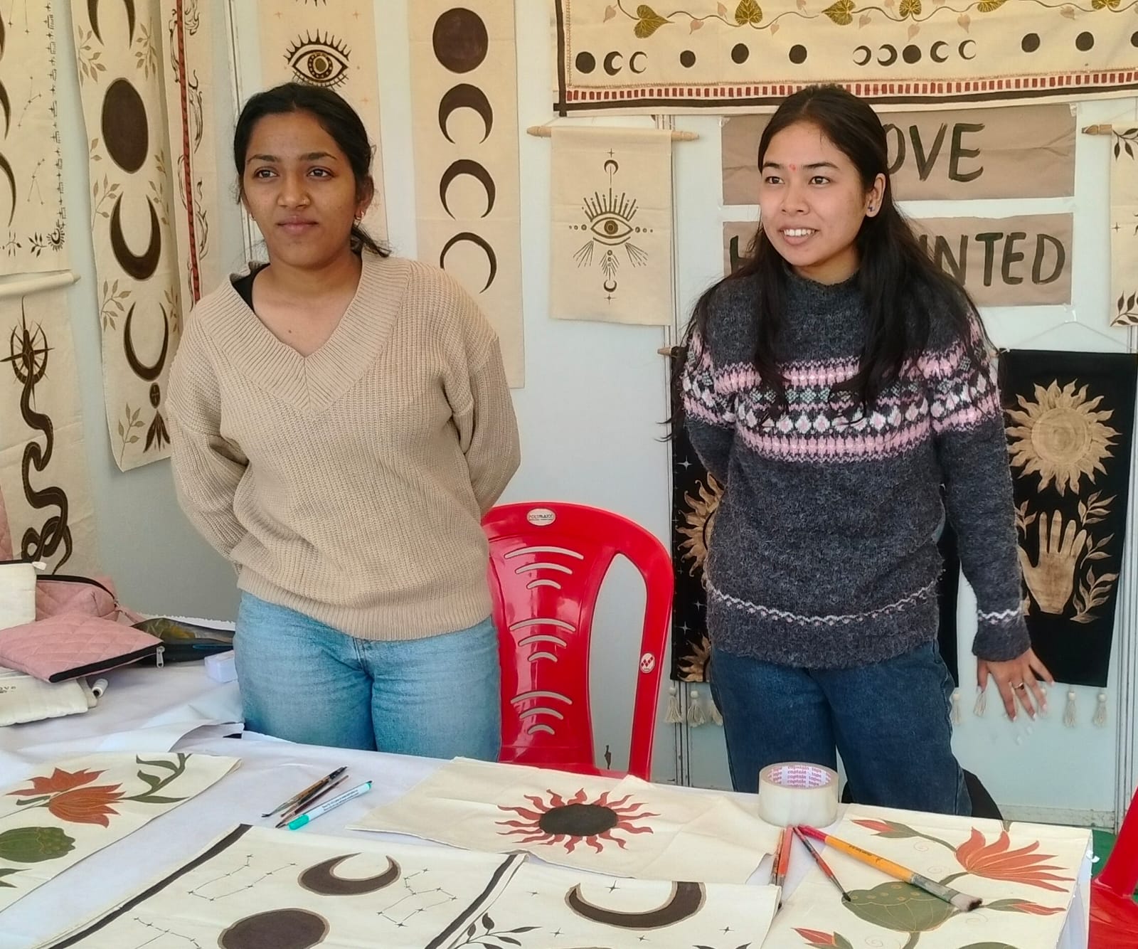 संस्कृति और कला का महासंगम! हरिद्वार में 'नेशनल हैंडीक्राफ्ट वीक' का आगाज़; CDO ने किया प्रदर्शनी का उद्घाटन, कारीगरों की कलाकृति ने मोहा सबका मन- 3 IMG 20251209 WA0022