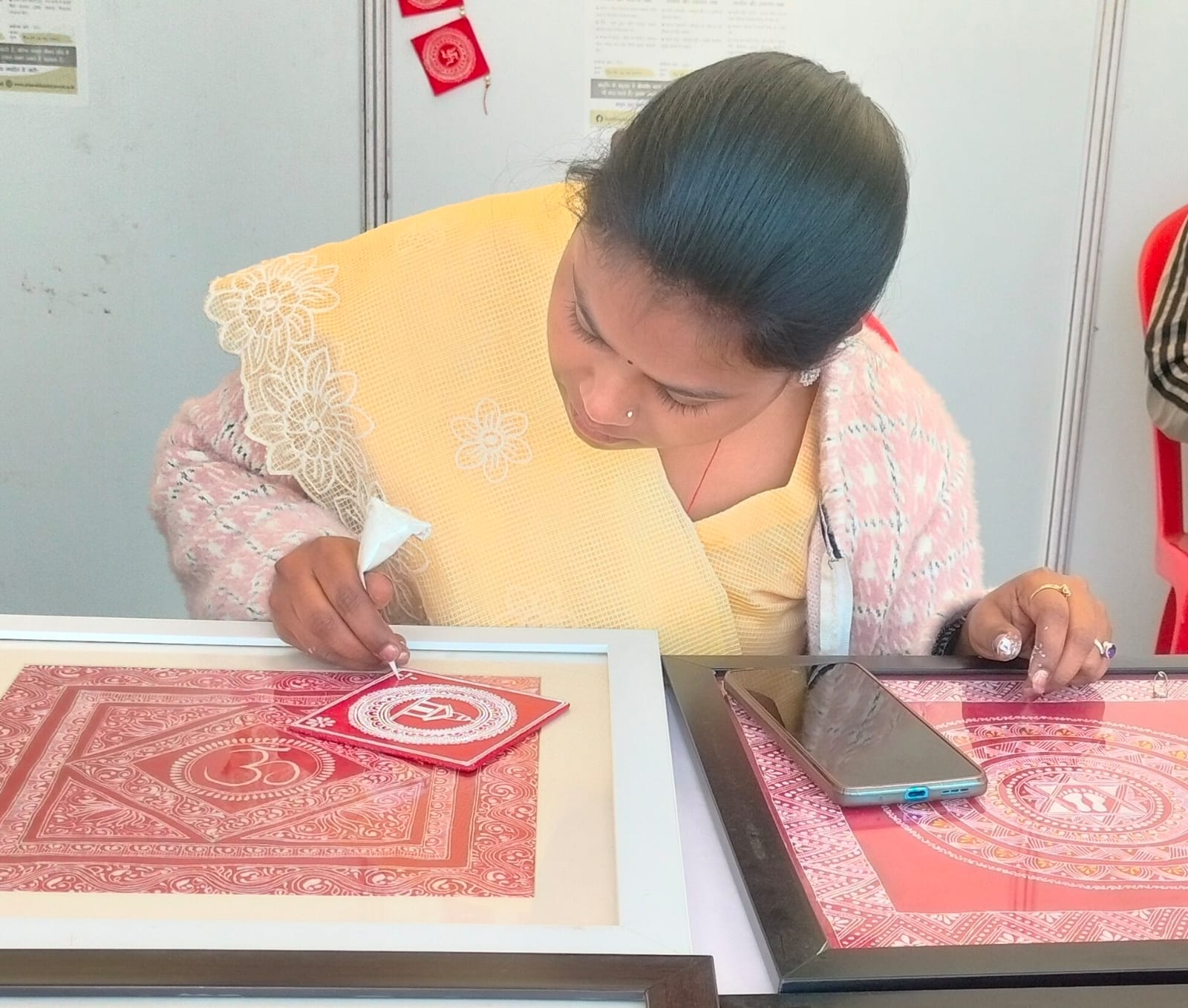 संस्कृति और कला का महासंगम! हरिद्वार में 'नेशनल हैंडीक्राफ्ट वीक' का आगाज़; CDO ने किया प्रदर्शनी का उद्घाटन, कारीगरों की कलाकृति ने मोहा सबका मन- 5 IMG 20251209 WA0023